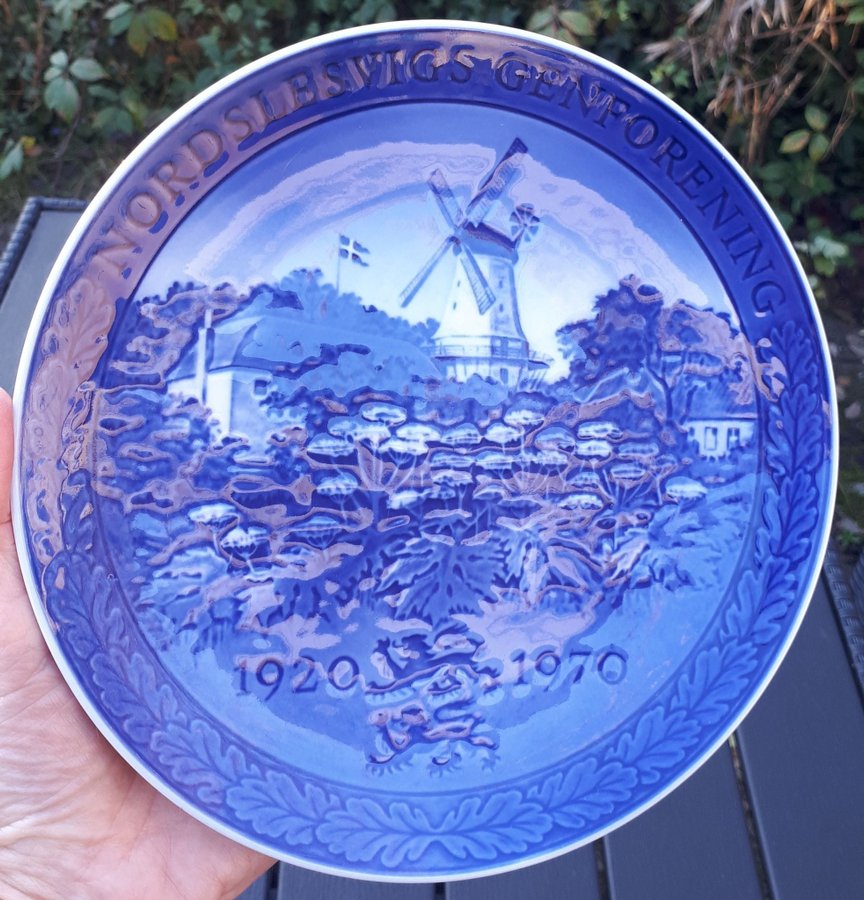 1920-1970 Royal Copenhagen Like-New Plate 20cm. Buy up to 6 = pay shipping for 1