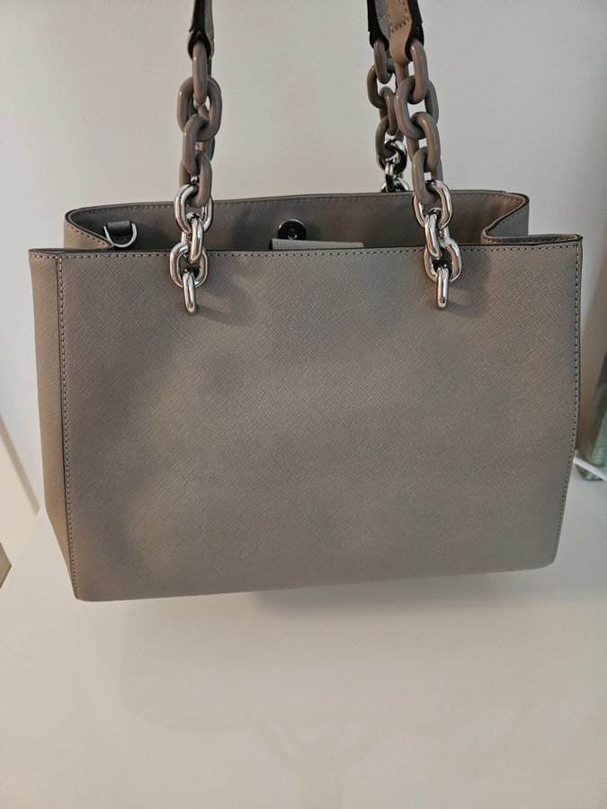 Oanvänd Michael Kors handväska