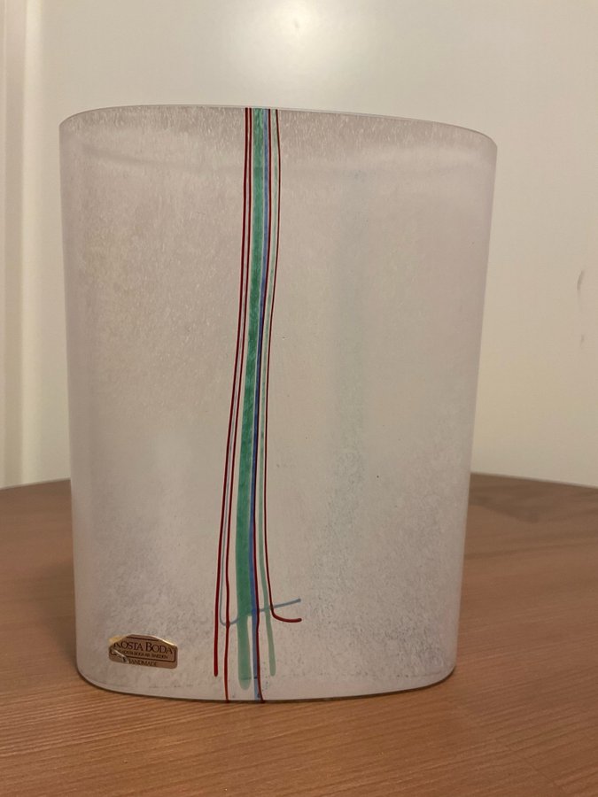 Konstglas '' Rainbow '' Vas nr 48226 - Signerad ''Bertil Vallien'' Kosta Boda