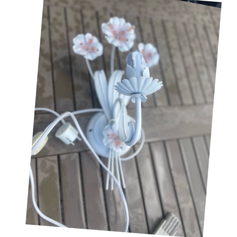 Vägglampa i blomsterform