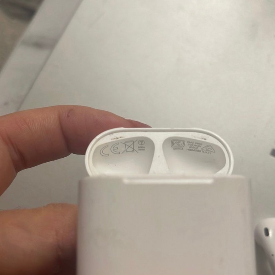 Apple AirPods gen 2 2019