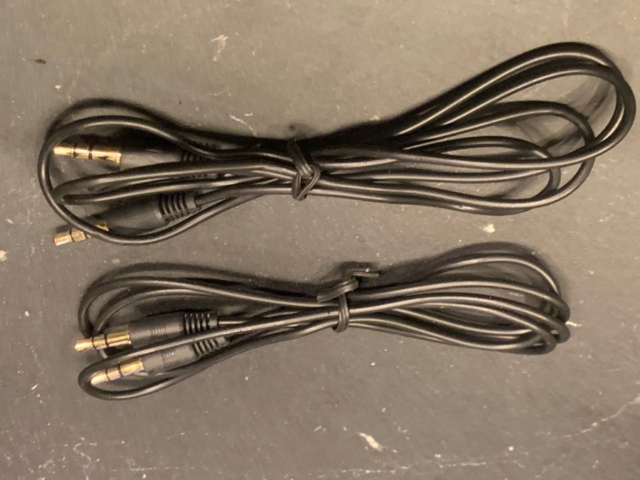 2 st Aux kabel isvart färg