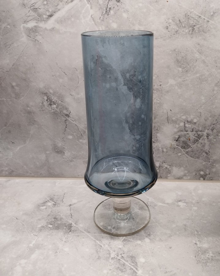 Fin signerad glasvas modelnr 2727, des. Tapio Wirkkala Iittala