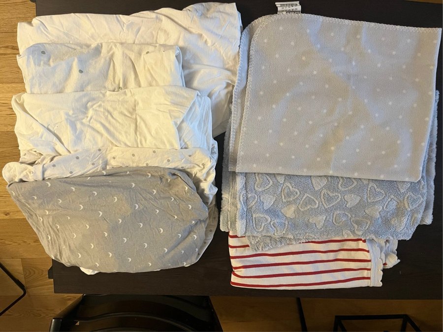 5 Dra-på-lakan för spjälsäng och 3 Babyfilt / Blankets