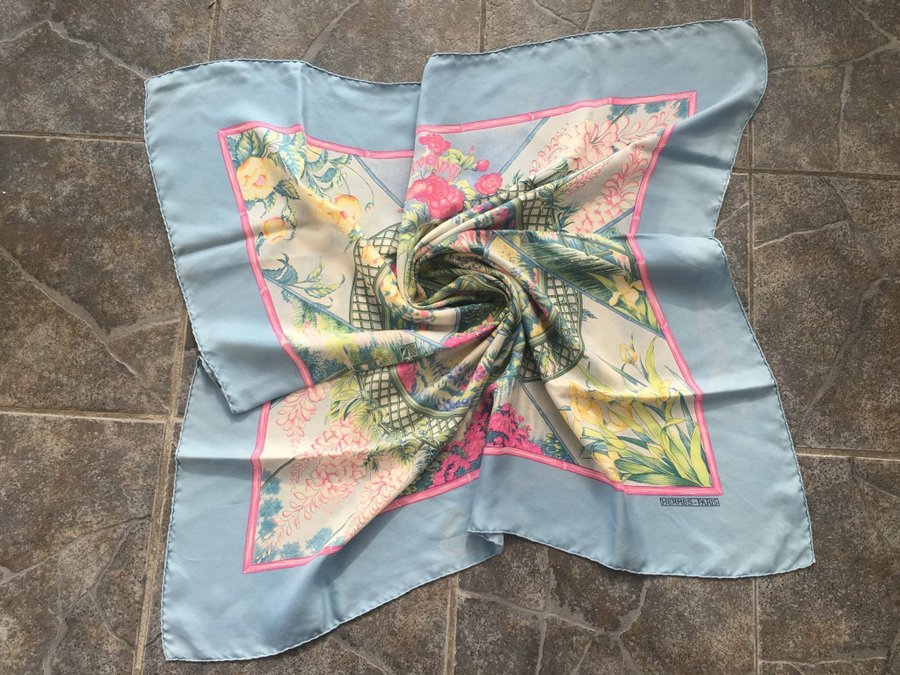 Underbar Hermès Scarf "Giverny"