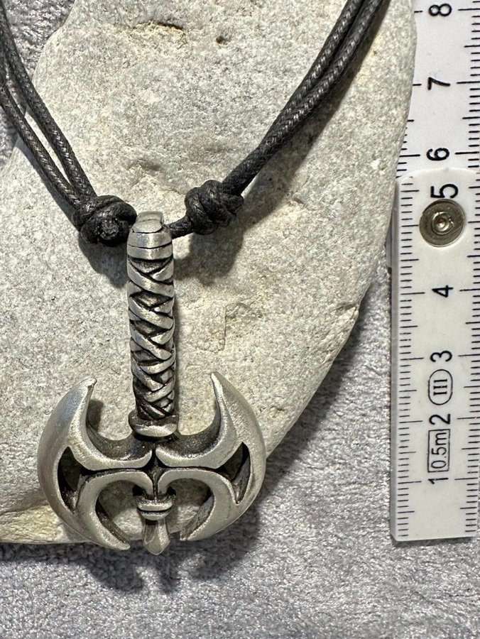 Halsband Mycket Snygg Vikingyxa i Äkta Tenn Viking Dubbelyxa Stridsyxa Yxa