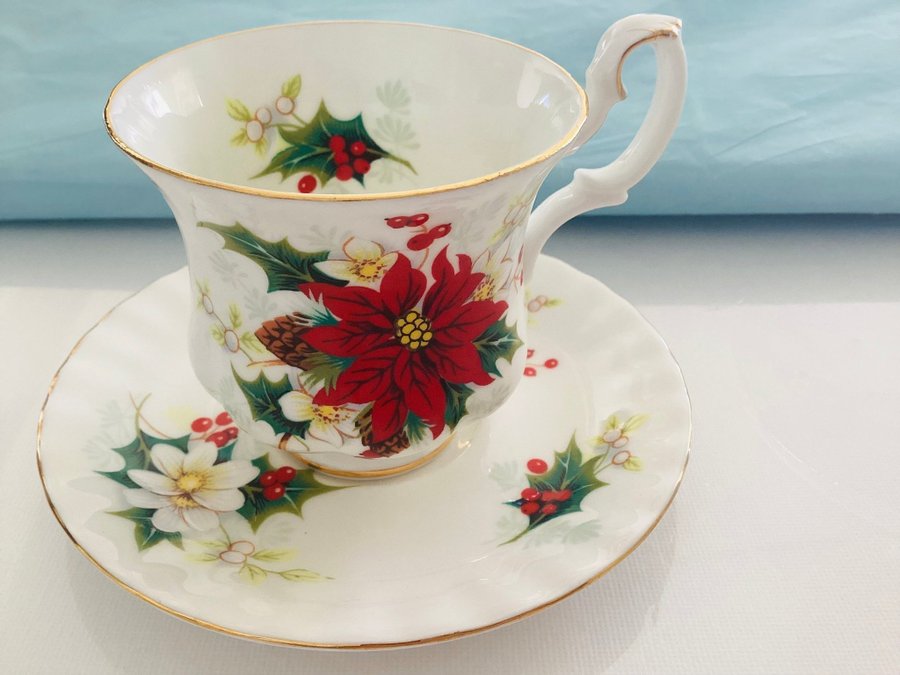 Fantastik Vintage Royal Albert "Poinsettia" tekopp och fat, röda bär,