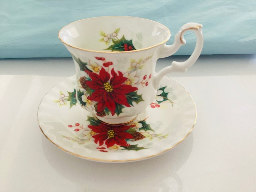 Fantastik Vintage Royal Albert "Poinsettia" tekopp och fat, röda bär,