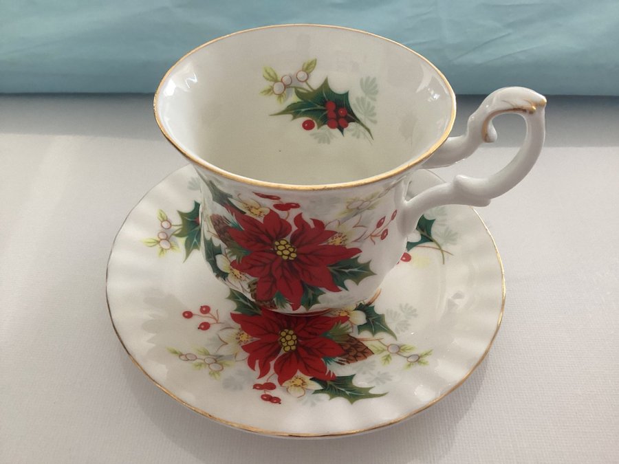 Fantastik Vintage Royal Albert "Poinsettia" tekopp och fat, röda bär,