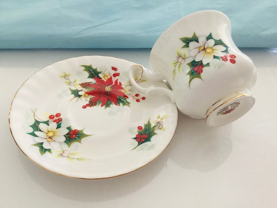 Fantastik Vintage Royal Albert "Poinsettia" tekopp och fat, röda bär,