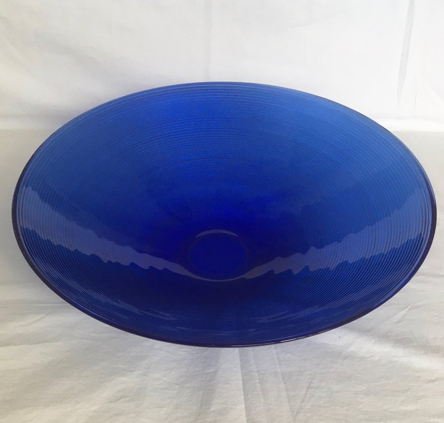 Stor skål i blått glas , diameter 39 cm