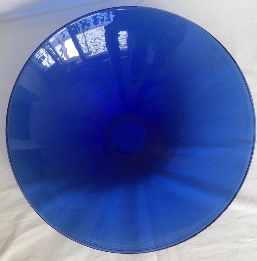 Stor skål i blått glas , diameter 39 cm