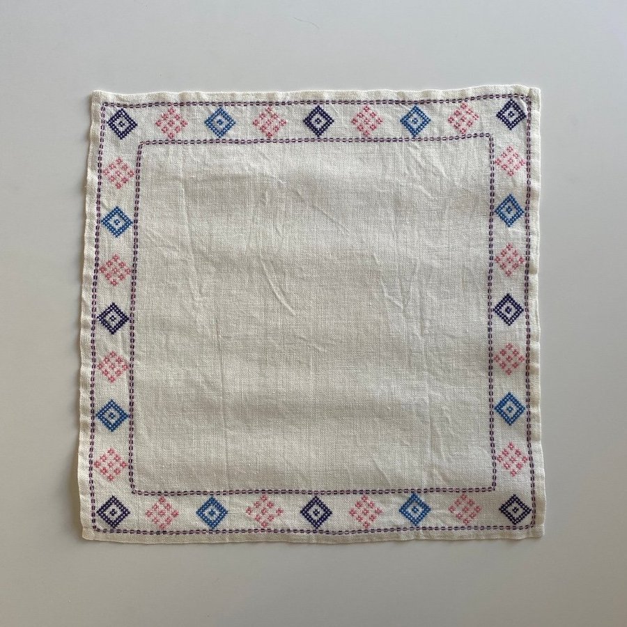 Mindre duk, Retro, Ev. Konstfiber? Halvlinne?, Handbroderad, 39x40 cm.