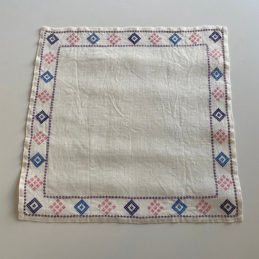 Mindre duk, Retro, Ev. Konstfiber? Halvlinne?, Handbroderad, 39x40 cm.