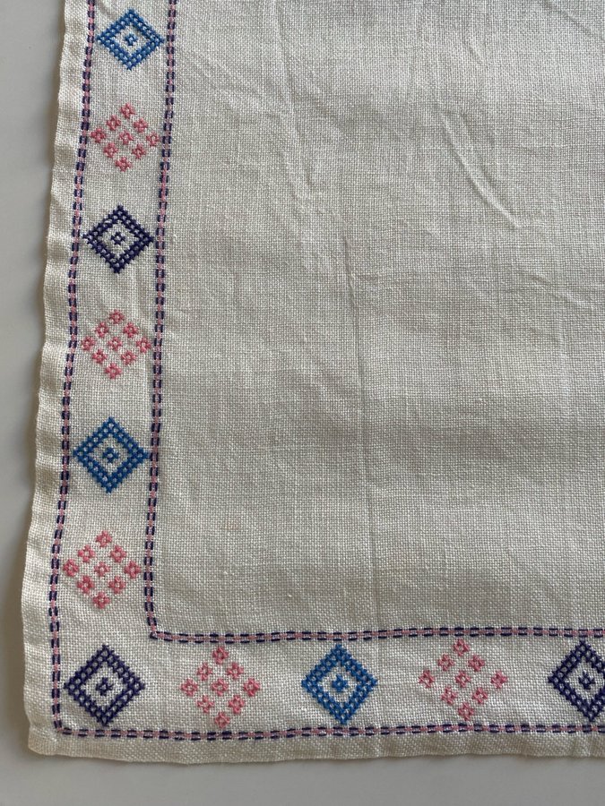 Mindre duk, Retro, Ev. Konstfiber? Halvlinne?, Handbroderad, 39x40 cm.