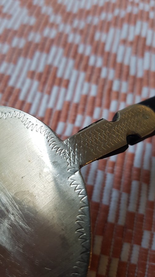 Bakelsespade med svart trähandtag, äldre modell.