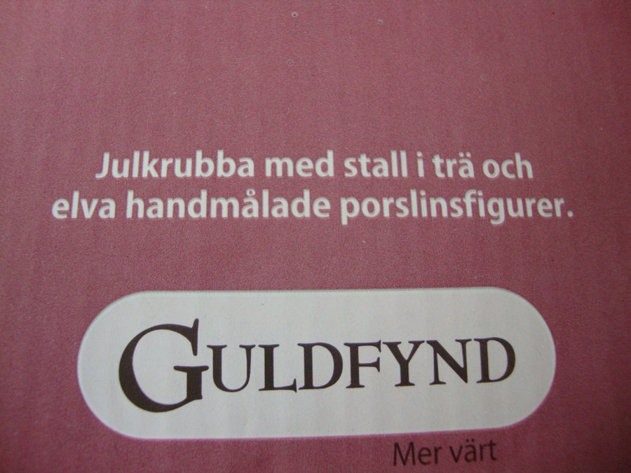 Julkrubba från Guldfynd med 11 handmålade figurer av porslin