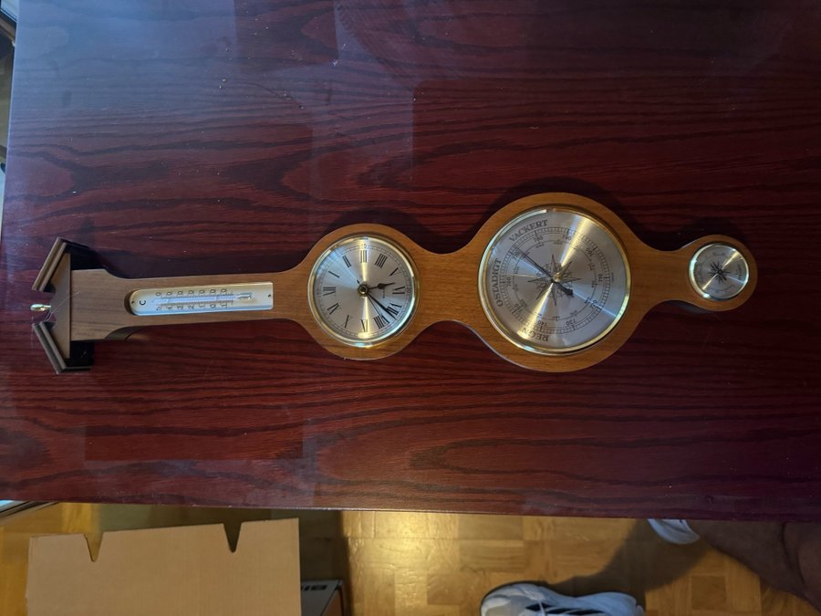 Vintage väderstation med termometer barometer och hygrometer