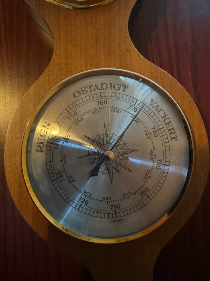 Vintage väderstation med termometer barometer och hygrometer