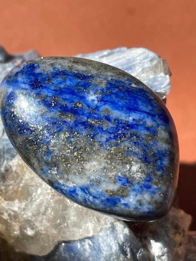 ÄDELSTENEN LAPIS LAZULI FULLPROPPAD MED PYRITER