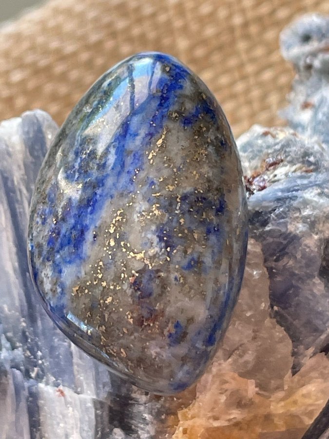 ÄDELSTENEN LAPIS LAZULI FULLPROPPAD MED PYRITER