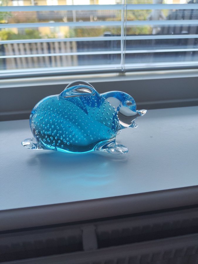 Blå glasfigur i form av en kannin Murano glas