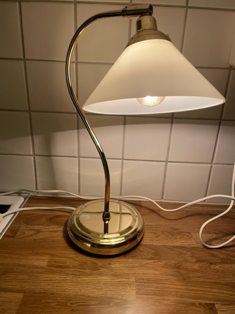 IKEA Bordslampa i mässing och porslinsskärm i äldre stil.