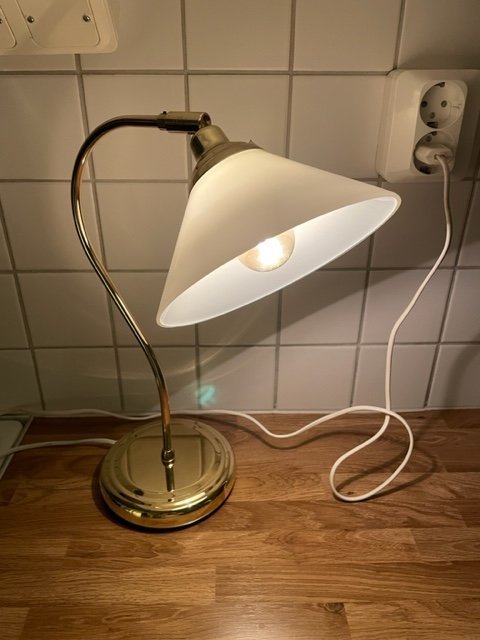 IKEA Bordslampa i mässing och porslinsskärm i äldre stil.