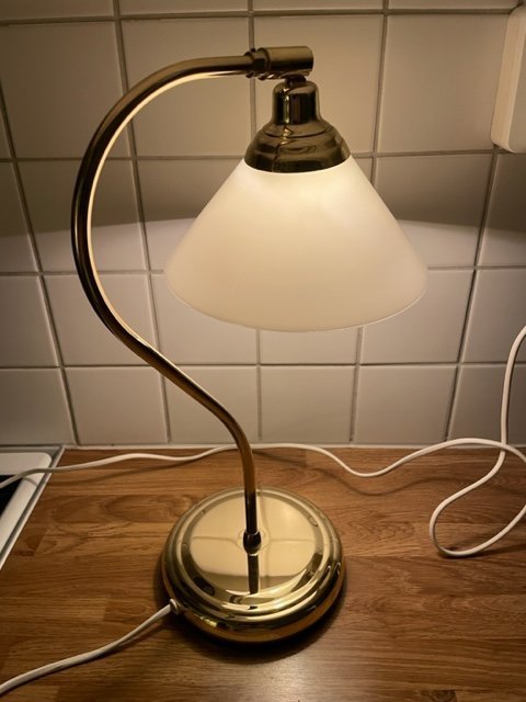 IKEA Bordslampa i mässing och porslinsskärm i äldre stil.