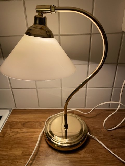 IKEA Bordslampa i mässing och porslinsskärm i äldre stil.