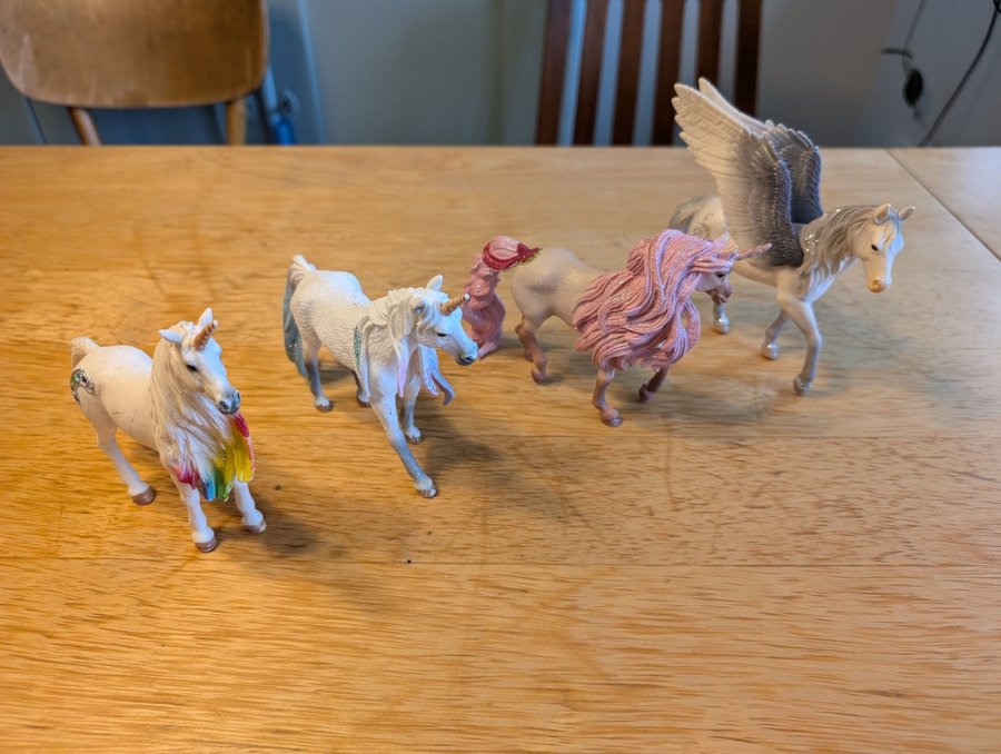 4 st Schleich hästar / sagohästar / enhörningar