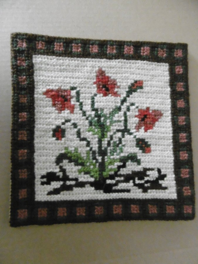 Broderad bonad/tavla medvallmon 18x18 cm