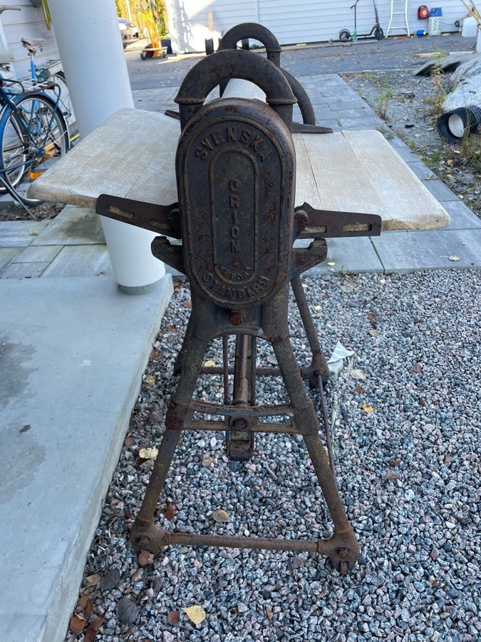 Antik vintage mangel med patina för bruk eller som inredning.