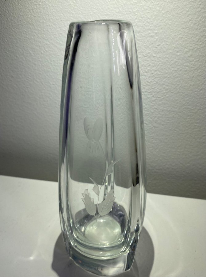 Glas vas med höjd ca 20, bredd 9 cm.