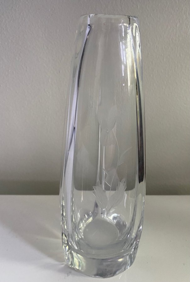 Glas vas med höjd ca 20, bredd 9 cm.