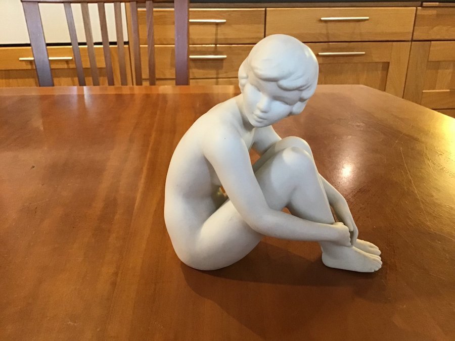 Goebel Figurin Sittande Kvinna Parian 1962