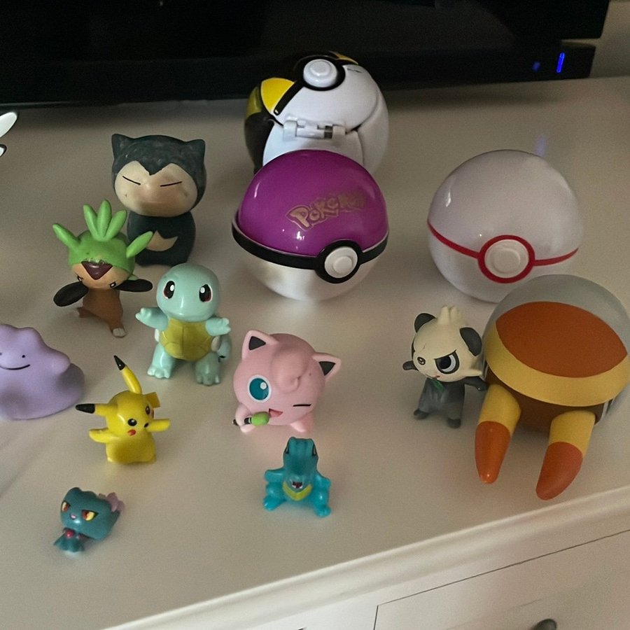 Pokémon bollar och mer än 35 Pokémon figurer