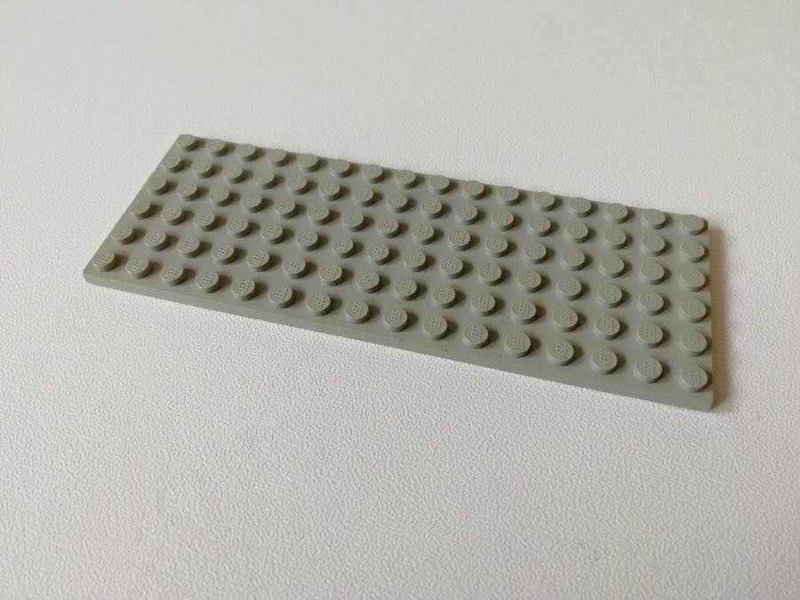 Lego - platta - plate - bas - 6x16 - part 3027 - ljusgrå (old light gray)