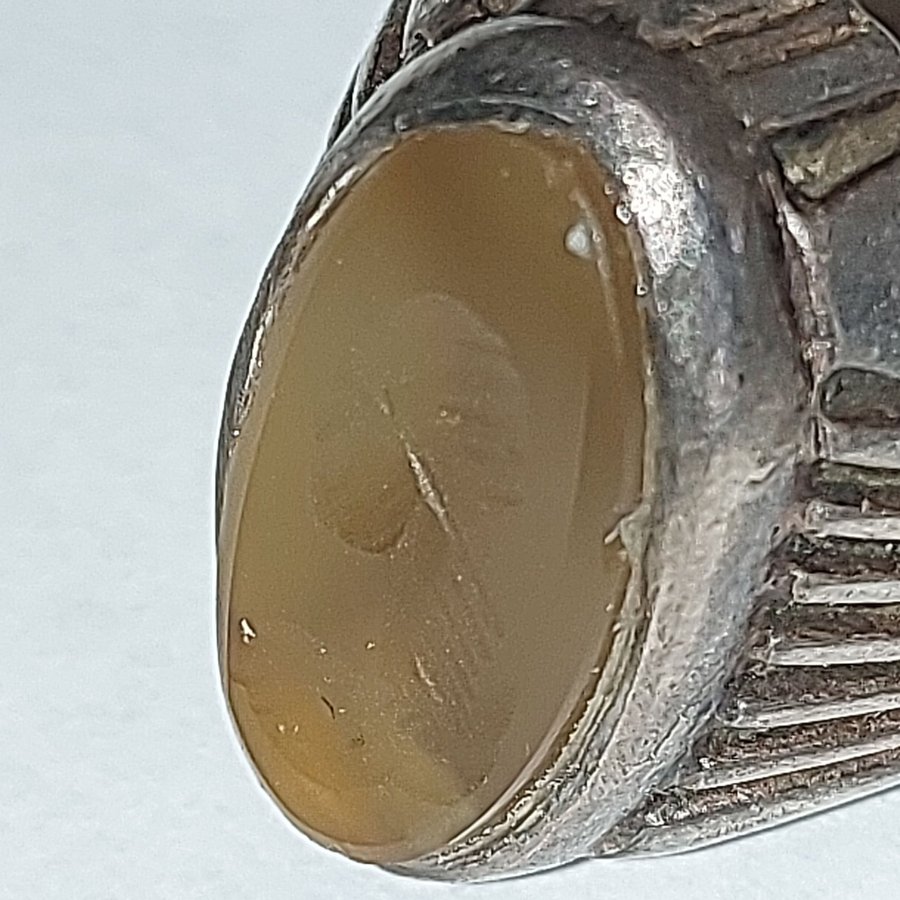 ÄLDRE SILVER RING MED STEN, GRAVYR AV HUVUD ??!!