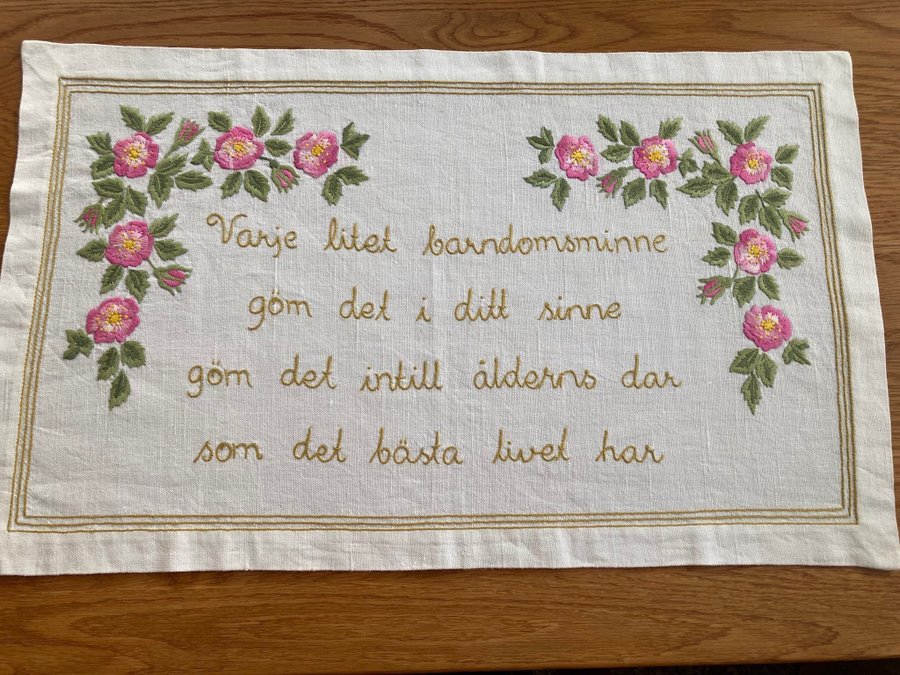 Bonad gammaldags handbroderad rosor romantisk vintage retro