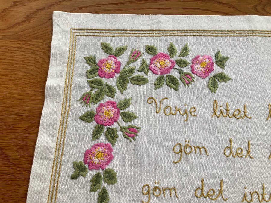 Bonad gammaldags handbroderad rosor romantisk vintage retro