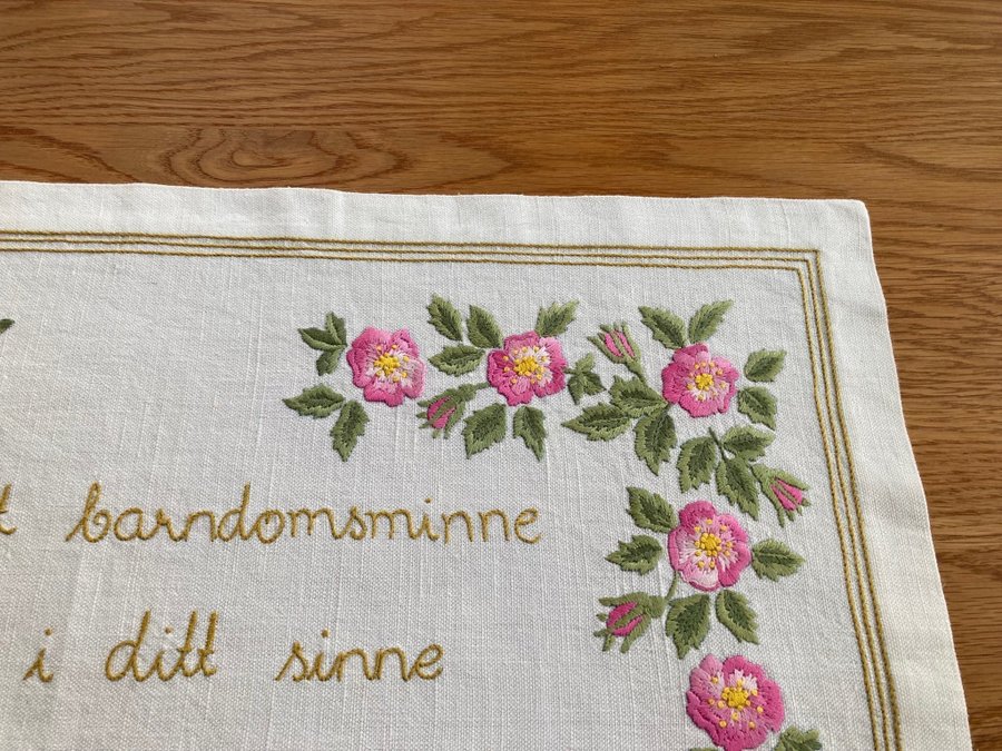 Bonad gammaldags handbroderad rosor romantisk vintage retro