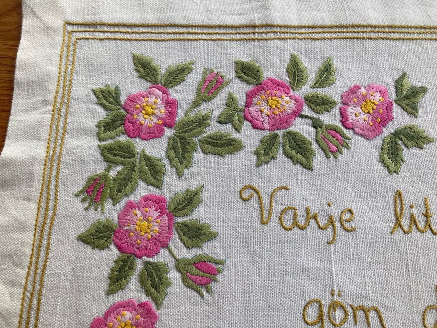 Bonad gammaldags handbroderad rosor romantisk vintage retro