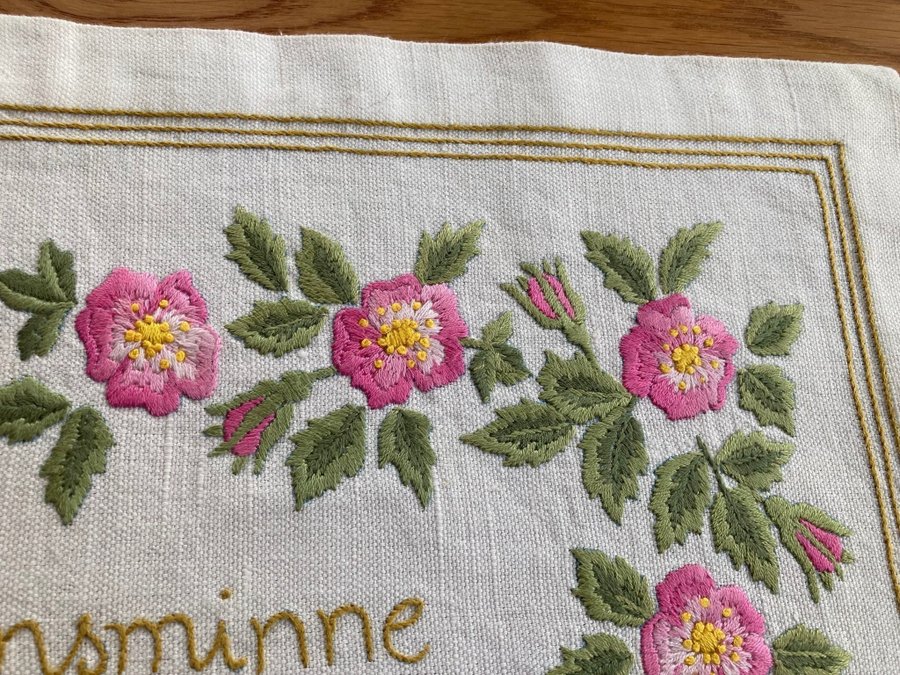 Bonad gammaldags handbroderad rosor romantisk vintage retro