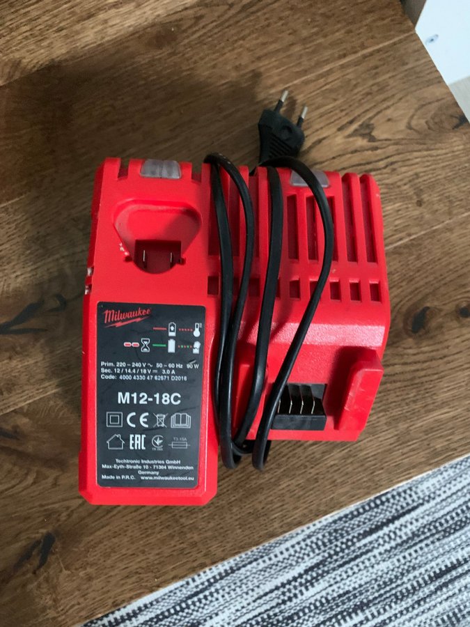 Milwaukee M12-18C Laddare