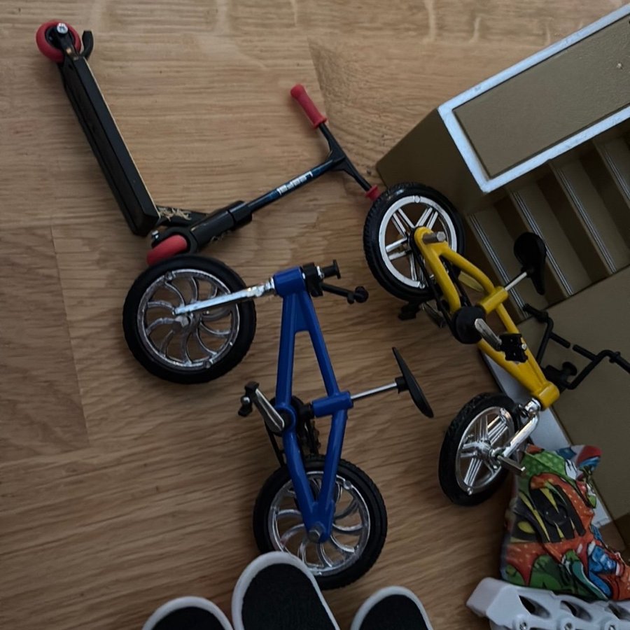 Fingerboard Set med ramp, BMX, skateboard och rullskridskor