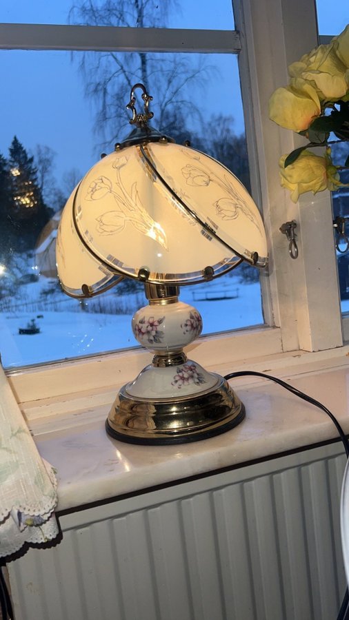 Bordslampa i glas/metal i fint skick med Blom motiv