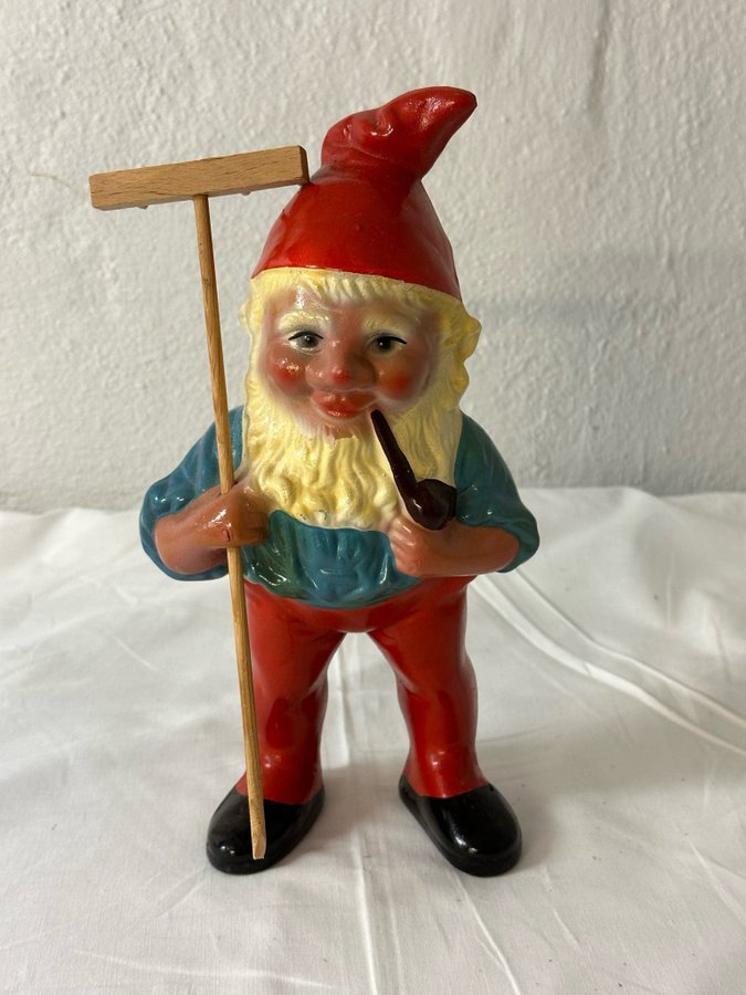 Gammal tysk tomte med kratta 1950-talet