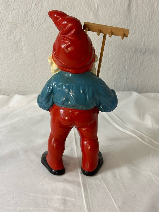 Gammal tysk tomte med kratta 1950-talet