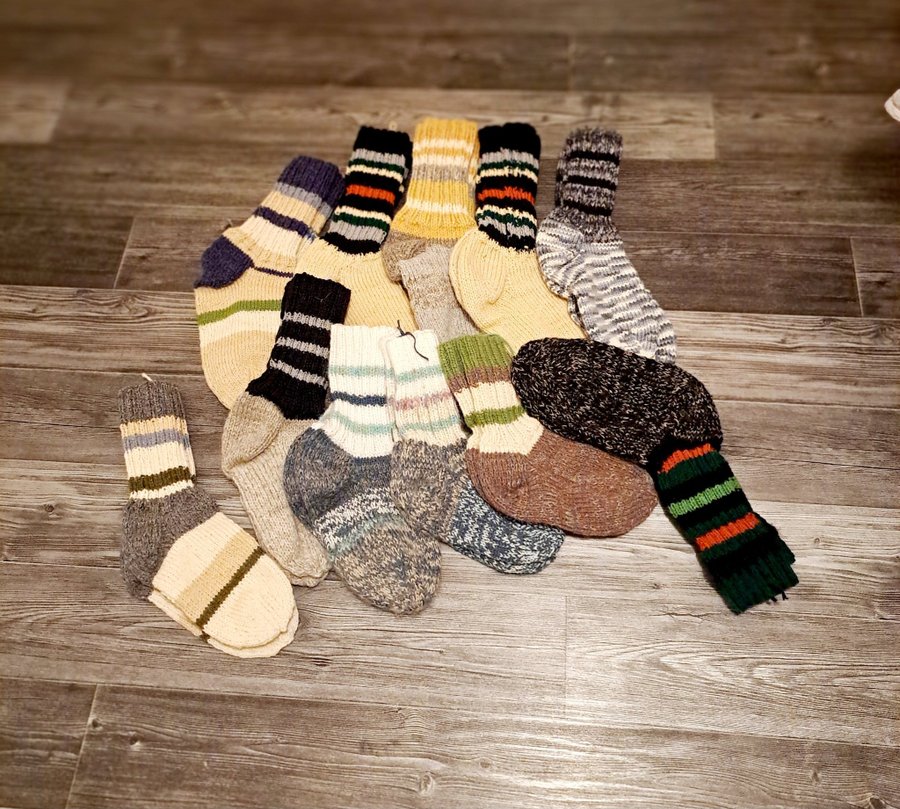 11 par hemstickade sockar